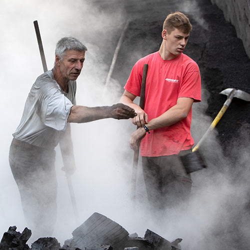 Bild: Köhler bei der Arbeit